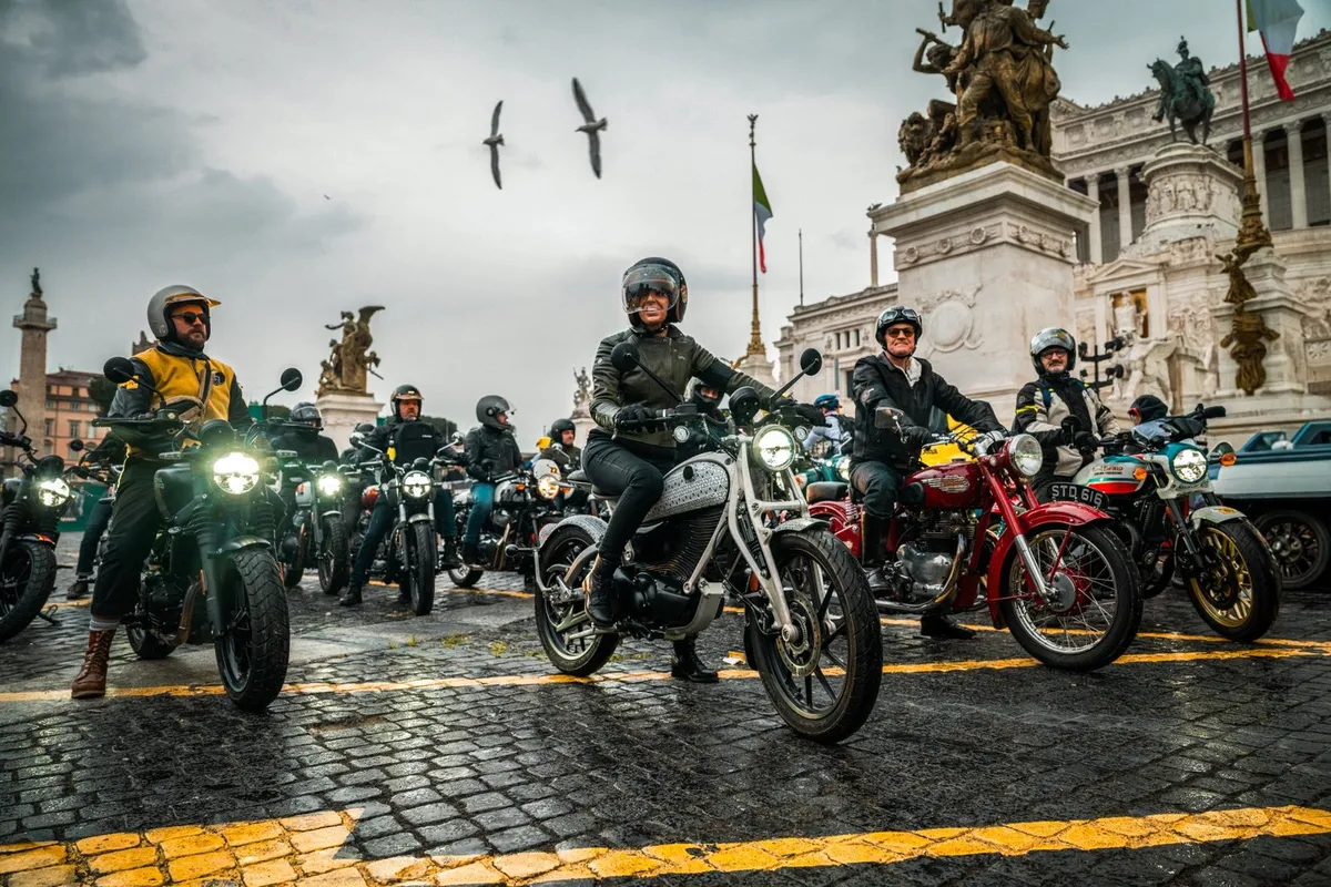 Royal Enfield Flying Flea C6 впервые появился на европейских дорогах на Римском марафоне