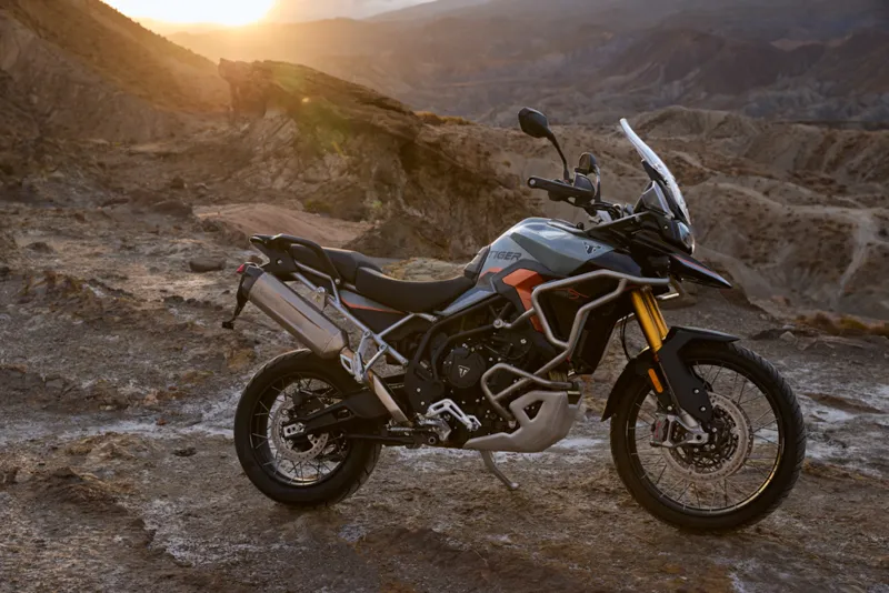 Две стихии в одном флаконе: Triumph представил эксклюзивные версии Tiger 900 Alpine и Desert Edition