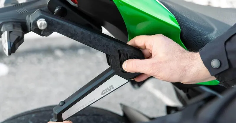 GIVI Stealth: система выдвижных креплений для боковых сумок