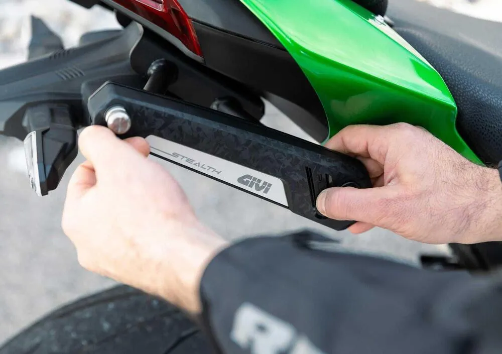 GIVI Stealth: система выдвижных креплений для боковых сумок — фото 3