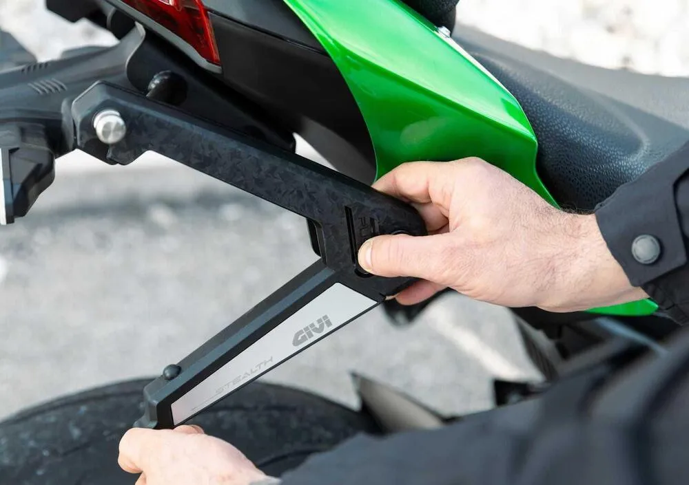 GIVI Stealth: система выдвижных креплений для боковых сумок — фото 4