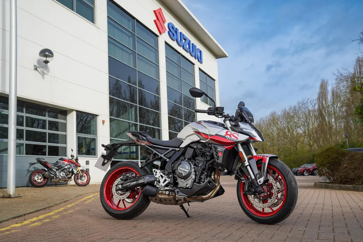 Suzuki GSX-S1000 и GSX-8S получили новые графические комплекты для 2026 года — фото 2