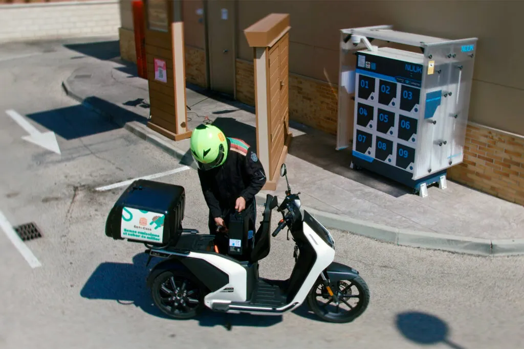 NUUK mobility развертывает сеть замены аккумуляторов для своих парков электромотоциклов по всей Испании