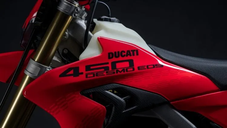 Ducati Desmo450 EDS: эндуро с возможностью эксплуатации на дорогах общего пользования будет представлен 9 июня 2026 года — фото 2