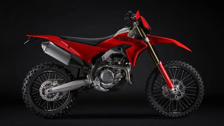 Ducati Desmo450 EDS: эндуро с возможностью эксплуатации на дорогах общего пользования будет представлен 9 июня 2026 года — фото 3