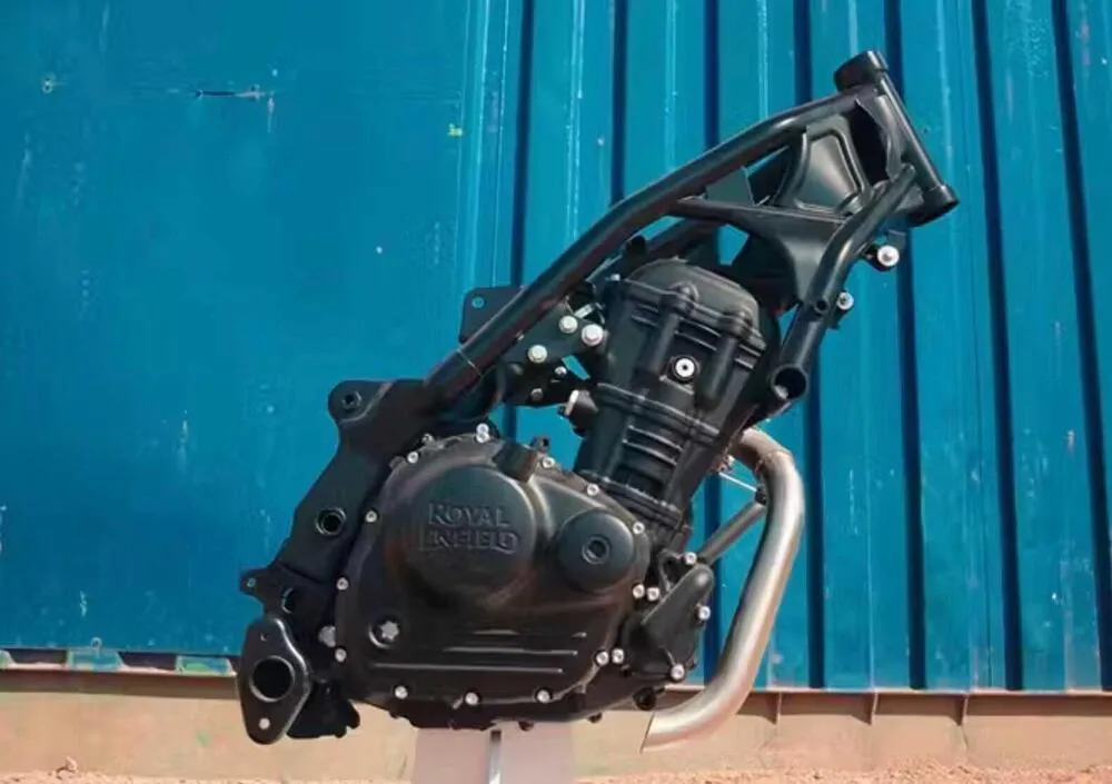 Royal Enfield выходит на мировой уровень флэт-трека: представлена Sherpa FT Mk2 — фото 4
