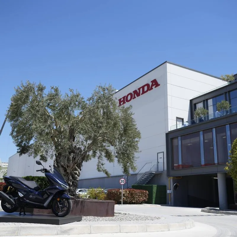 Honda GROM 2026: новая расцветка MSX125 в стиле паддока, идеально подходящая для города — фото 4