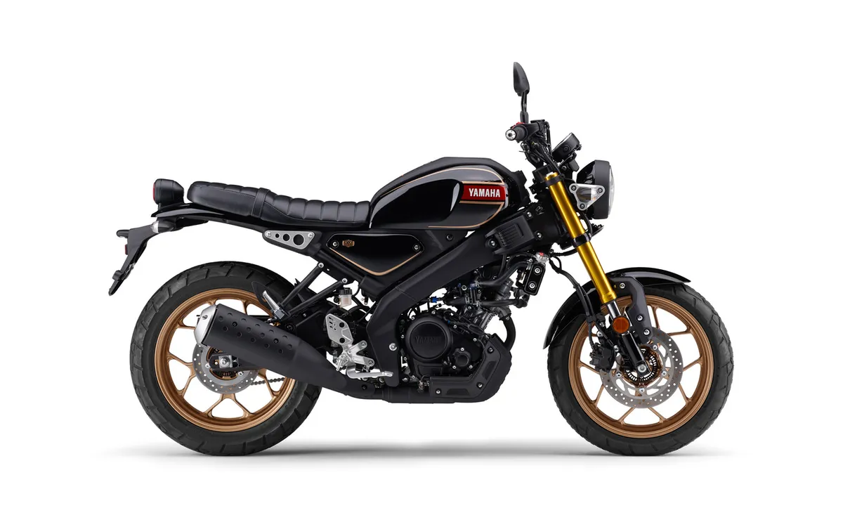 «Я хочу такой же!» Новый неоретро-байк Yamaha XSR155 вызвал ажиотаж в соцсетях и напоминает легендарный RZ