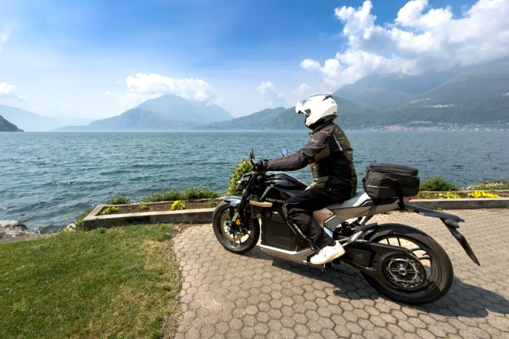 Honda WN7 на дорогах озера Комо — фото 2