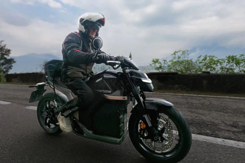 Honda WN7 на дорогах озера Комо — фото 3