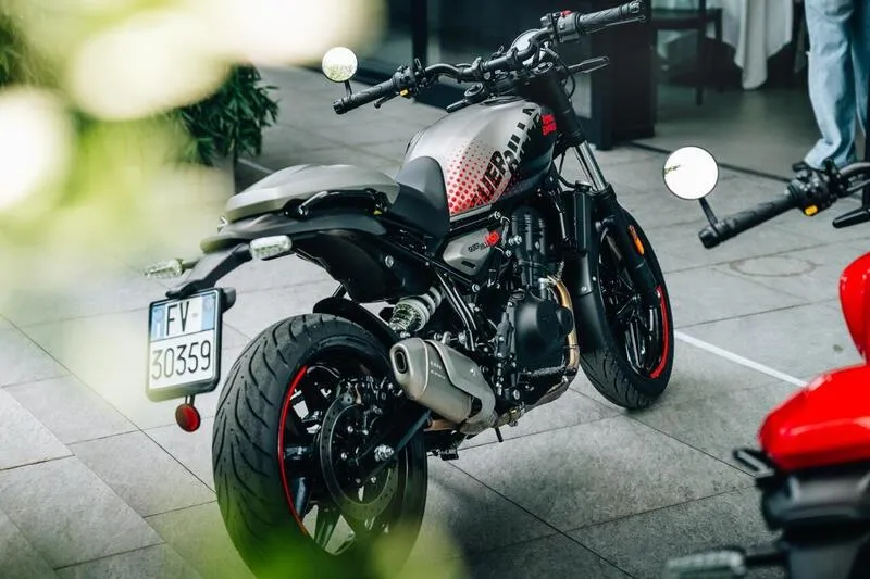 Тест Royal Enfield Guerilla 450 Apex: как она едет? И лучше ли она стандартной версии? — фото 4