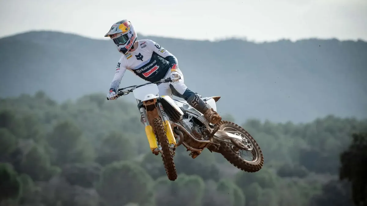 Husqvarna представляет новую линейку мотокроссовых моделей в ретро-цветовой гамме