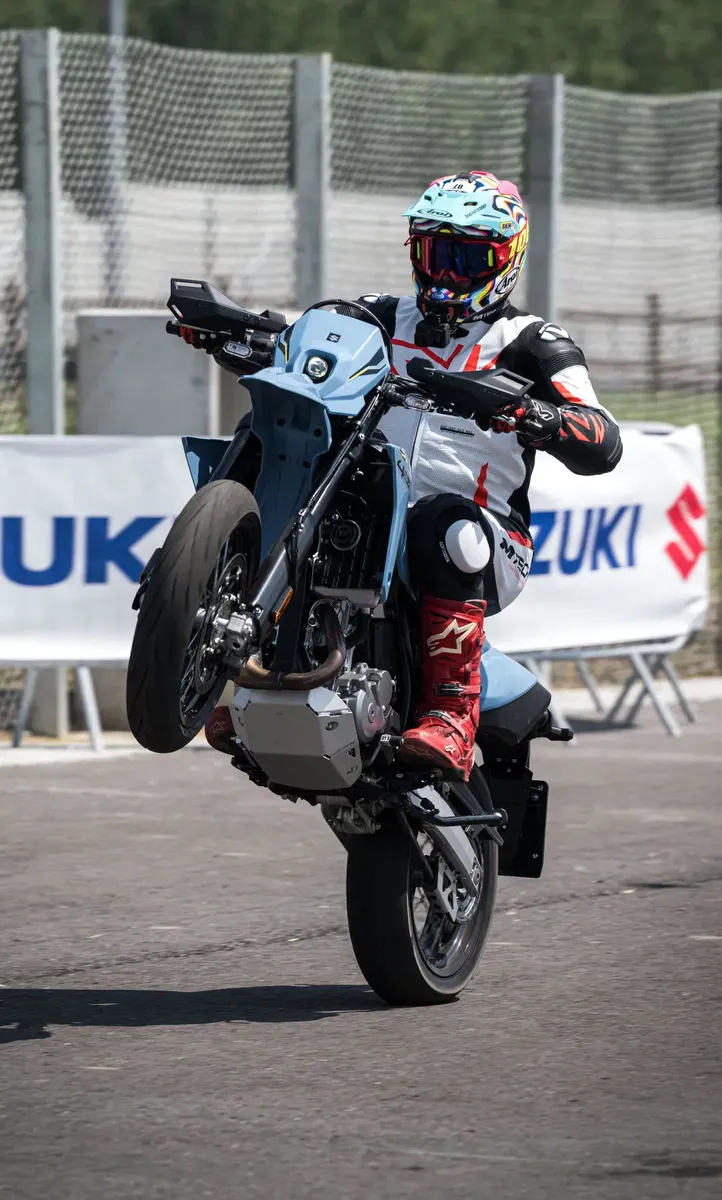 Виражи и стоппи: мы испытали Suzuki DR-Z4SM на пределе возможностей на треке — фото 3