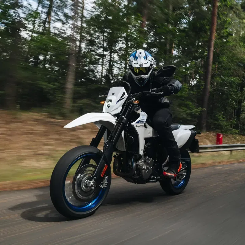 Виражи и стоппи: мы испытали Suzuki DR-Z4SM на пределе возможностей на треке — фото 4