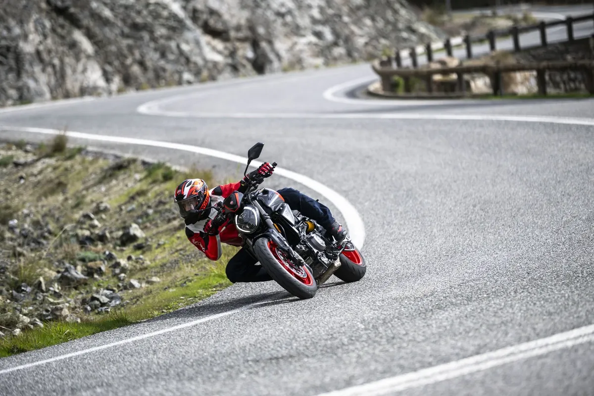 Ducati Monster получил престижную награду Red Dot Design Award — фото 3
