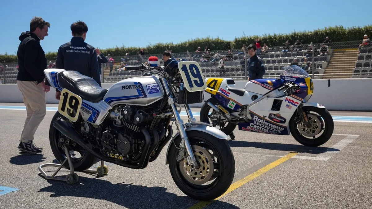 Новая Honda CB1000F была представлена рядом с винтажными гоночными мотоциклами на европейских мероприятиях