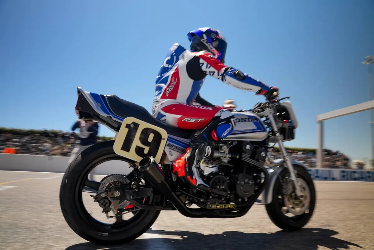 Новая Honda CB1000F была представлена рядом с винтажными гоночными мотоциклами на европейских мероприятиях — фото 2