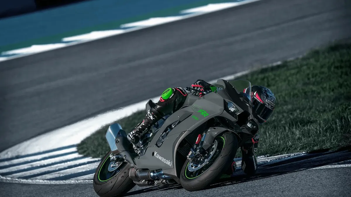 Предложения Kawasaki UK на 2026 год: финансирование под 0%, бесплатные туристические комплекты и спецпредложение на ZX-10RR для трека