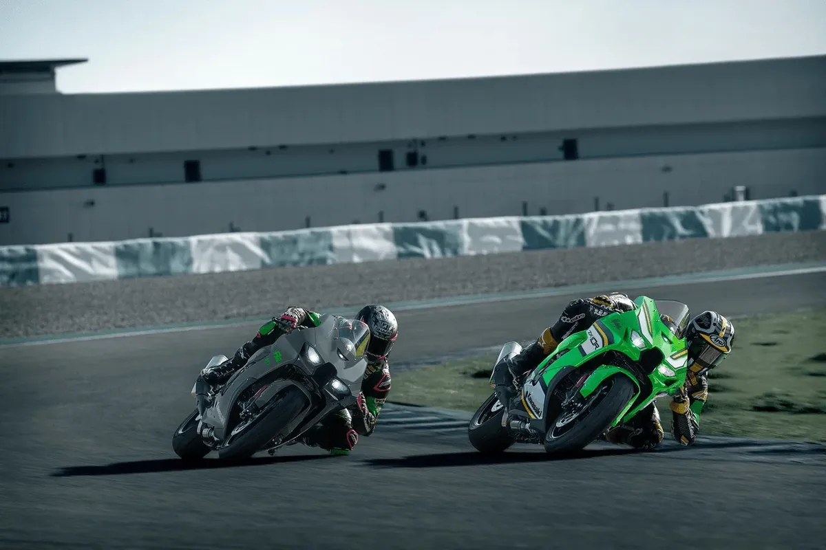 Предложения Kawasaki UK на 2026 год: финансирование под 0%, бесплатные туристические комплекты и спецпредложение на ZX-10RR для трека — фото 4