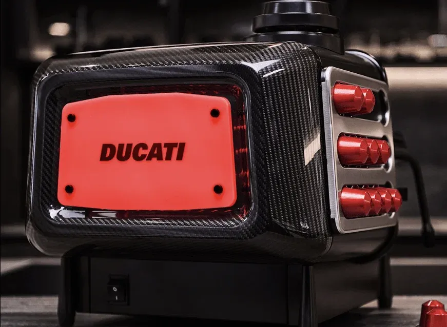 Ducati отмечает столетие бренда эксклюзивной кофемашиной — фото 3