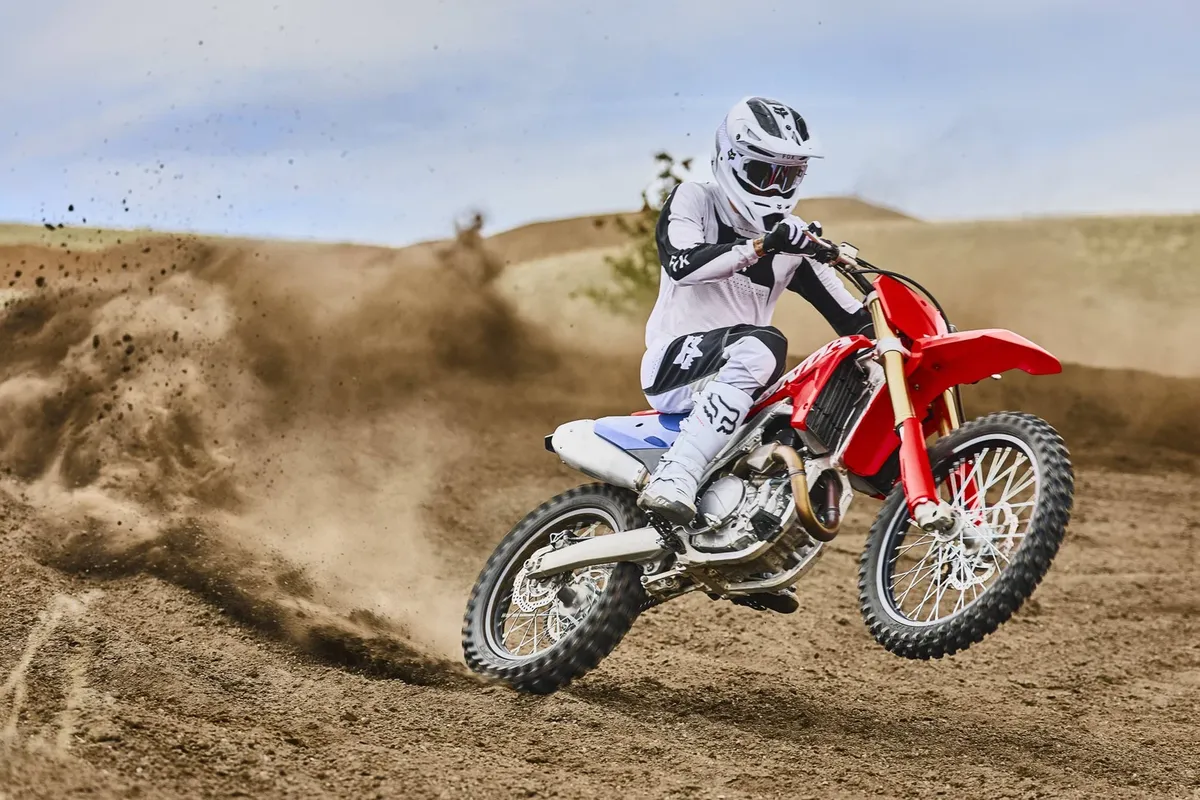 Honda представила обновленные рамы и двигатели для CRF450, а также две лимитированные серии — фото 2