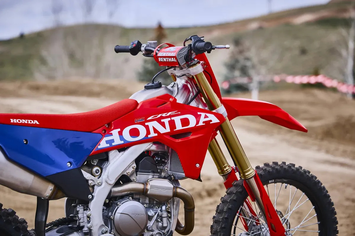Honda представила обновленные рамы и двигатели для CRF450, а также две лимитированные серии — фото 3