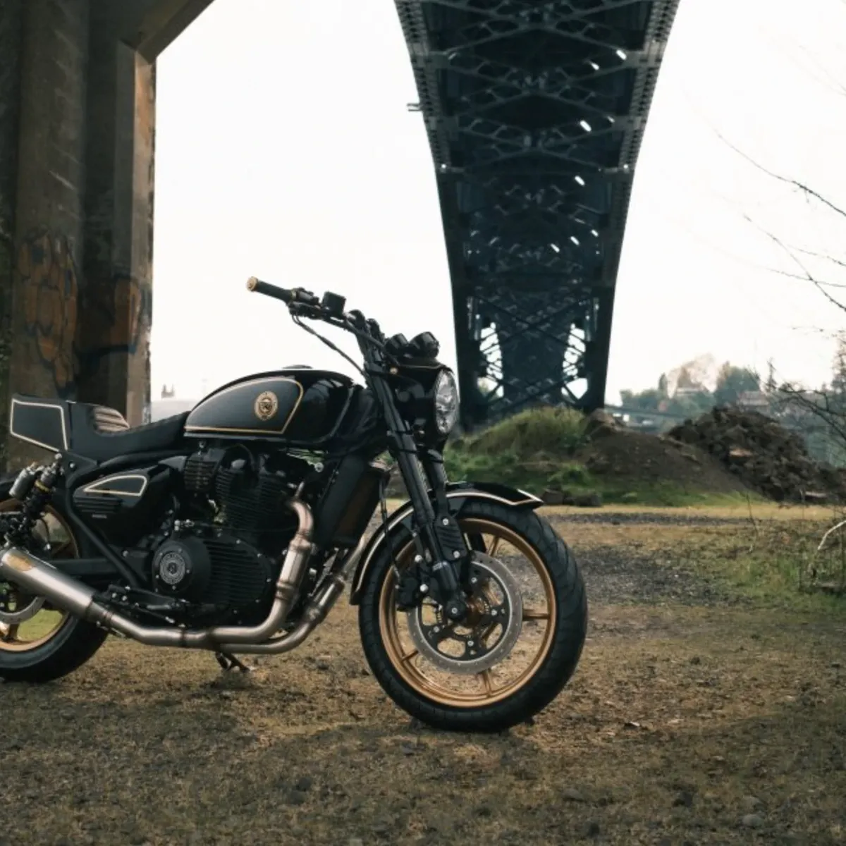 Roland Sands превратил Royal Enfield Shotgun 650 в безумный сон фаната супербайков 80-х — фото 3