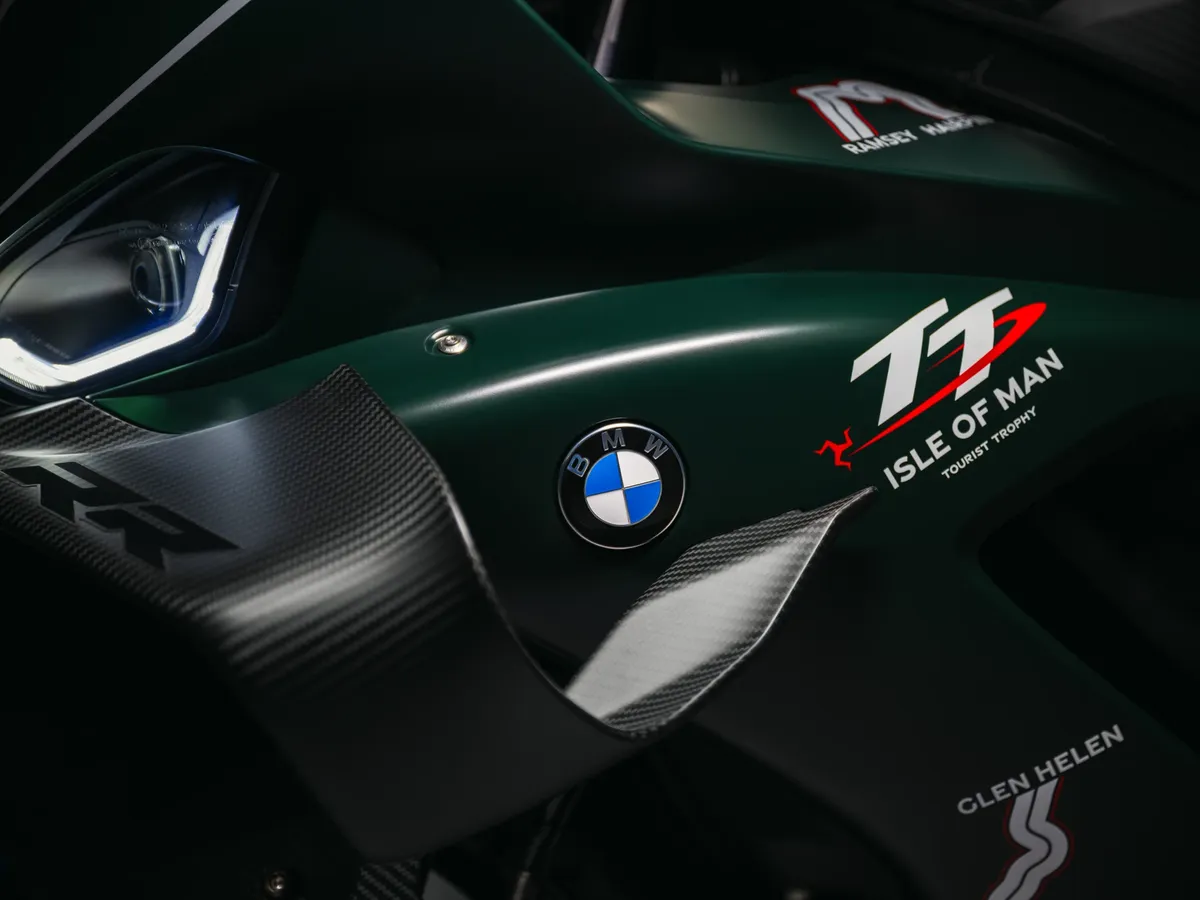 Новый лимитированный супербайк BMW посвящен величайшей мотоциклетной гонке в мире — фото 2