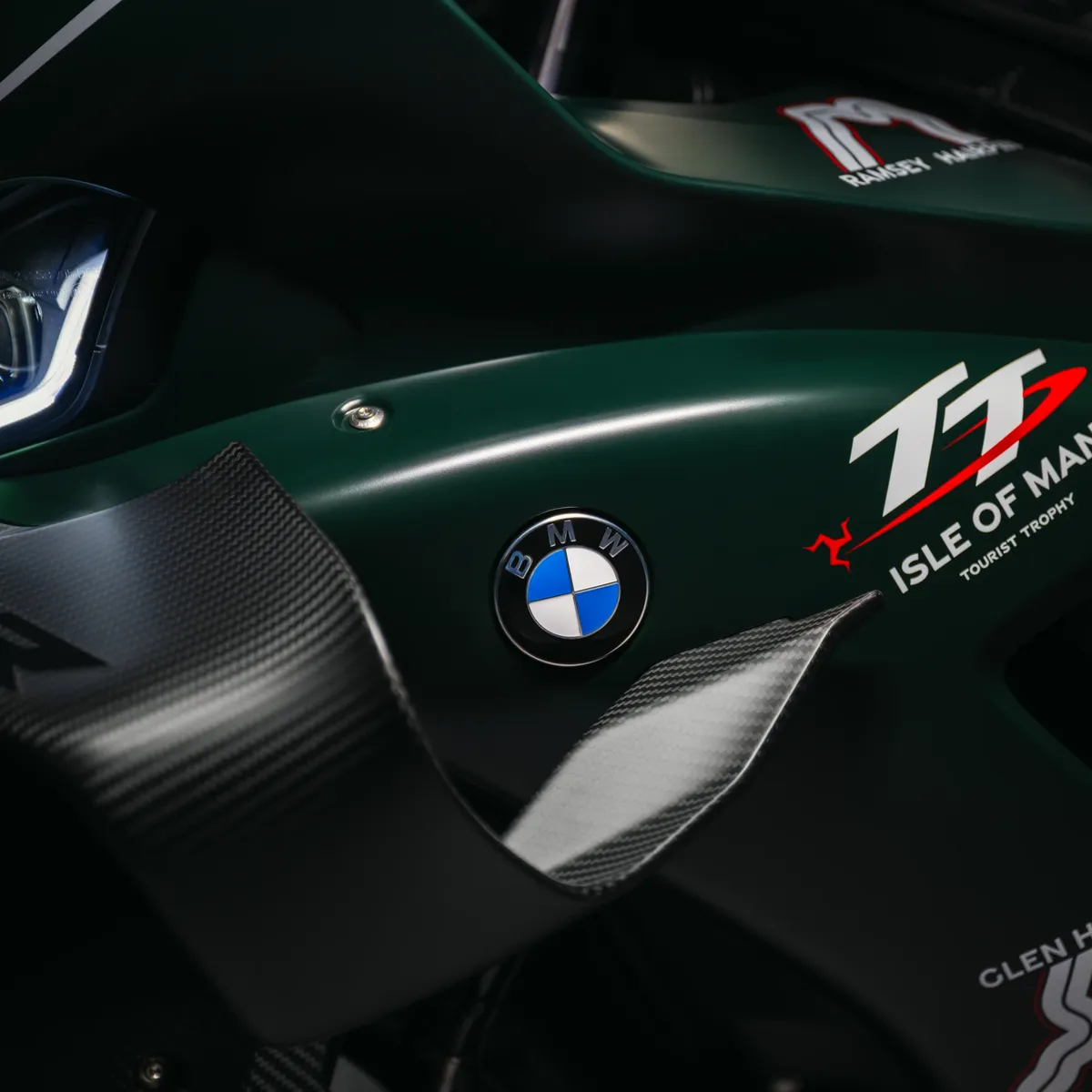 Новый лимитированный супербайк BMW посвящен величайшей мотоциклетной гонке в мире — фото 3