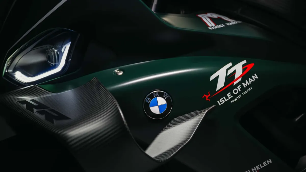 Новый лимитированный супербайк BMW посвящен величайшей мотоциклетной гонке в мире — фото 4