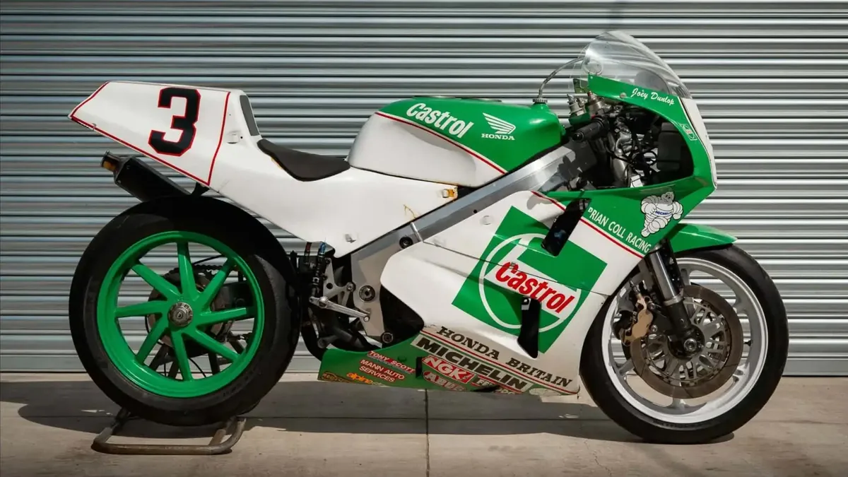 Насколько сильно вам нужна эта Honda RC30, на которой ездил Джои Данлоп? Она выставлена на аукцион