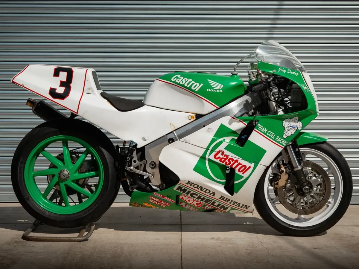 Насколько сильно вам нужна эта Honda RC30, на которой ездил Джои Данлоп? Она выставлена на аукцион — фото 2
