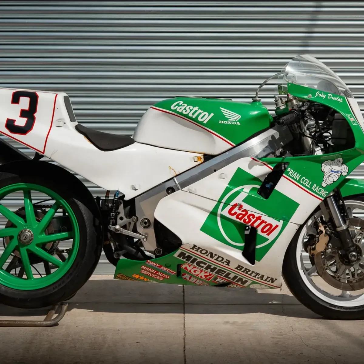 Насколько сильно вам нужна эта Honda RC30, на которой ездил Джои Данлоп? Она выставлена на аукцион — фото 3