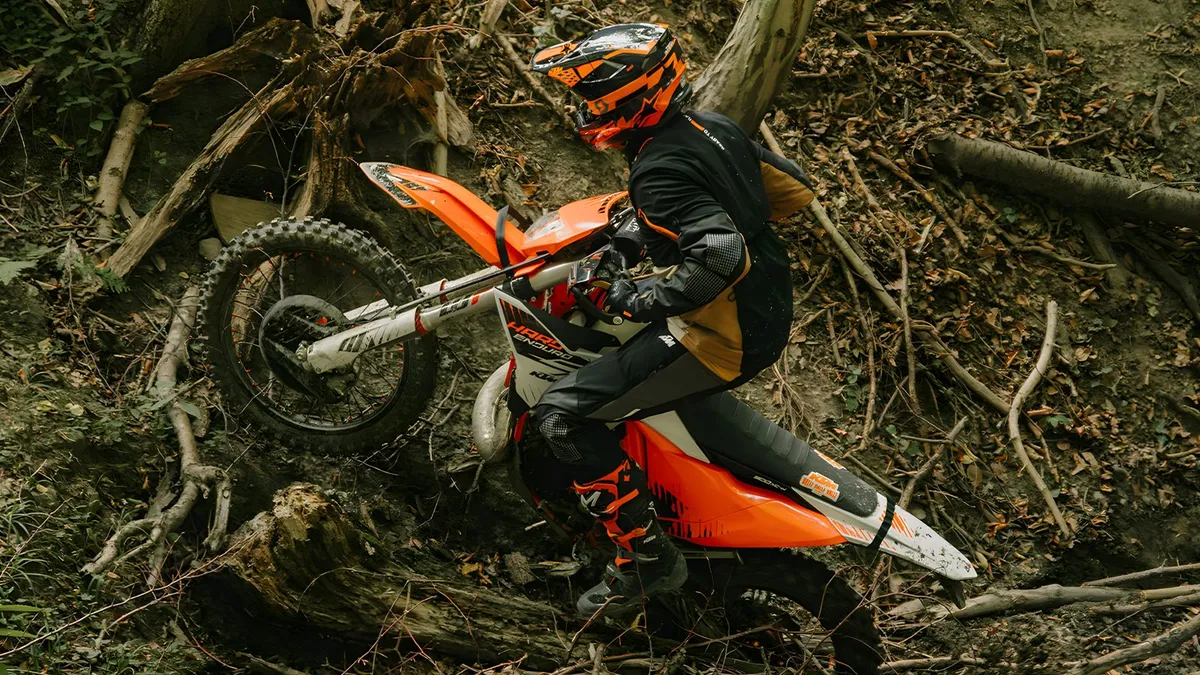 Скандал с выбросами KTM: бренд отрицает обвинения в модификации эндуро-мотоциклов