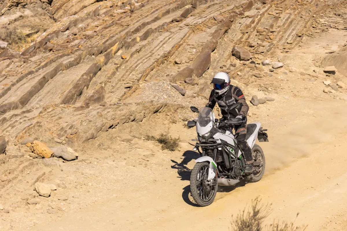 Kawasaki запускает новую акцию на 2026 KLE500 с выгодой в 350 фунтов стерлингов — фото 3