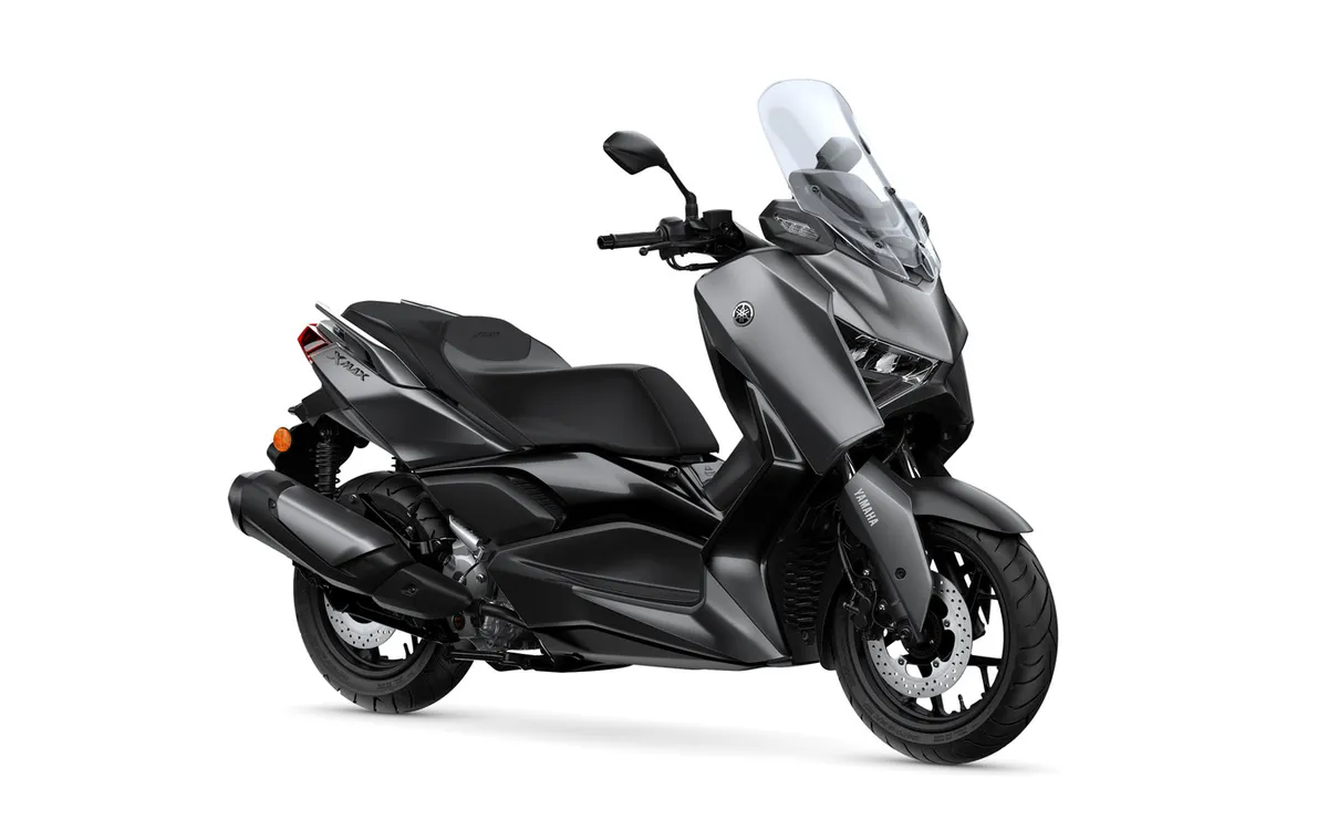 У спортивного скутера Yamaha XMAX появились новые цвета, включая первый в истории модели «Yamaha Blue». Цена составляет 737 000 иен