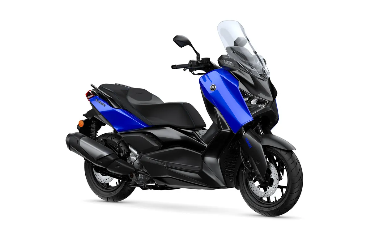 У спортивного скутера Yamaha XMAX появились новые цвета, включая первый в истории модели «Yamaha Blue». Цена составляет 737 000 иен — фото 2