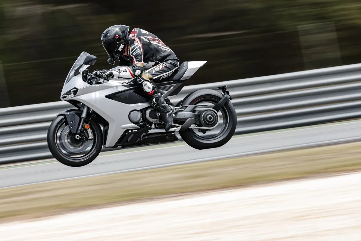 Norton Manx R дебютировал на Isle of Man TT в рамках масштабного партнерства — фото 3