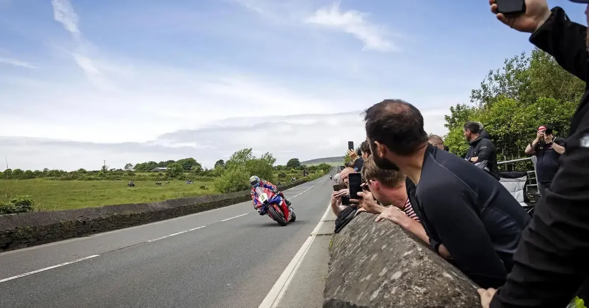 Tourist Trophy устремляется в будущее: SENA — новый официальный партнер по коммуникациям