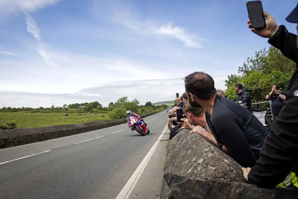 Tourist Trophy устремляется в будущее: SENA — новый официальный партнер по коммуникациям — фото 4