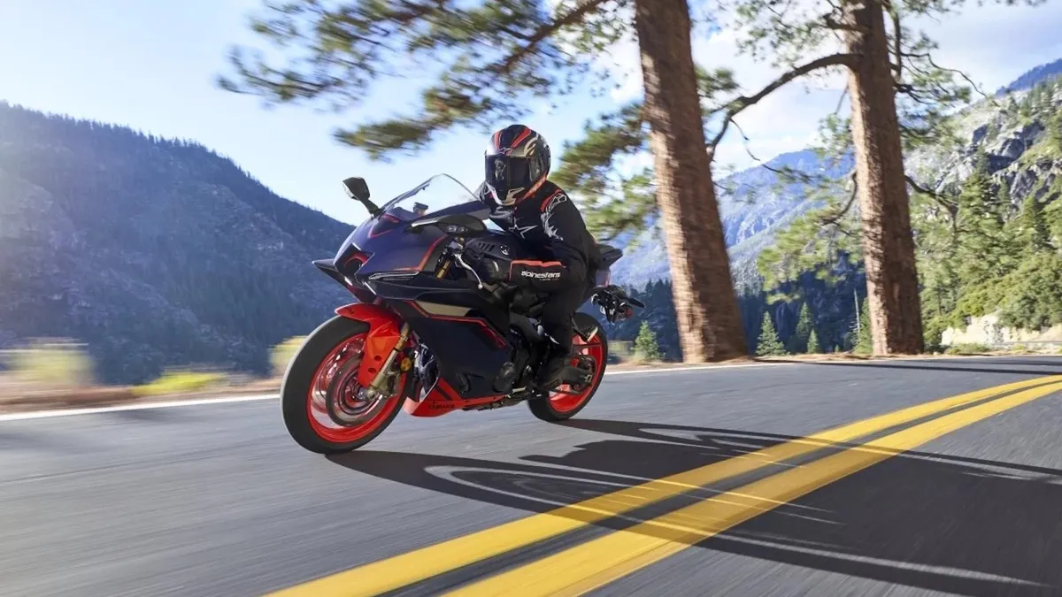 Yamaha представила R9 в расцветке Matte Phantom Blue и Fluorescent Red