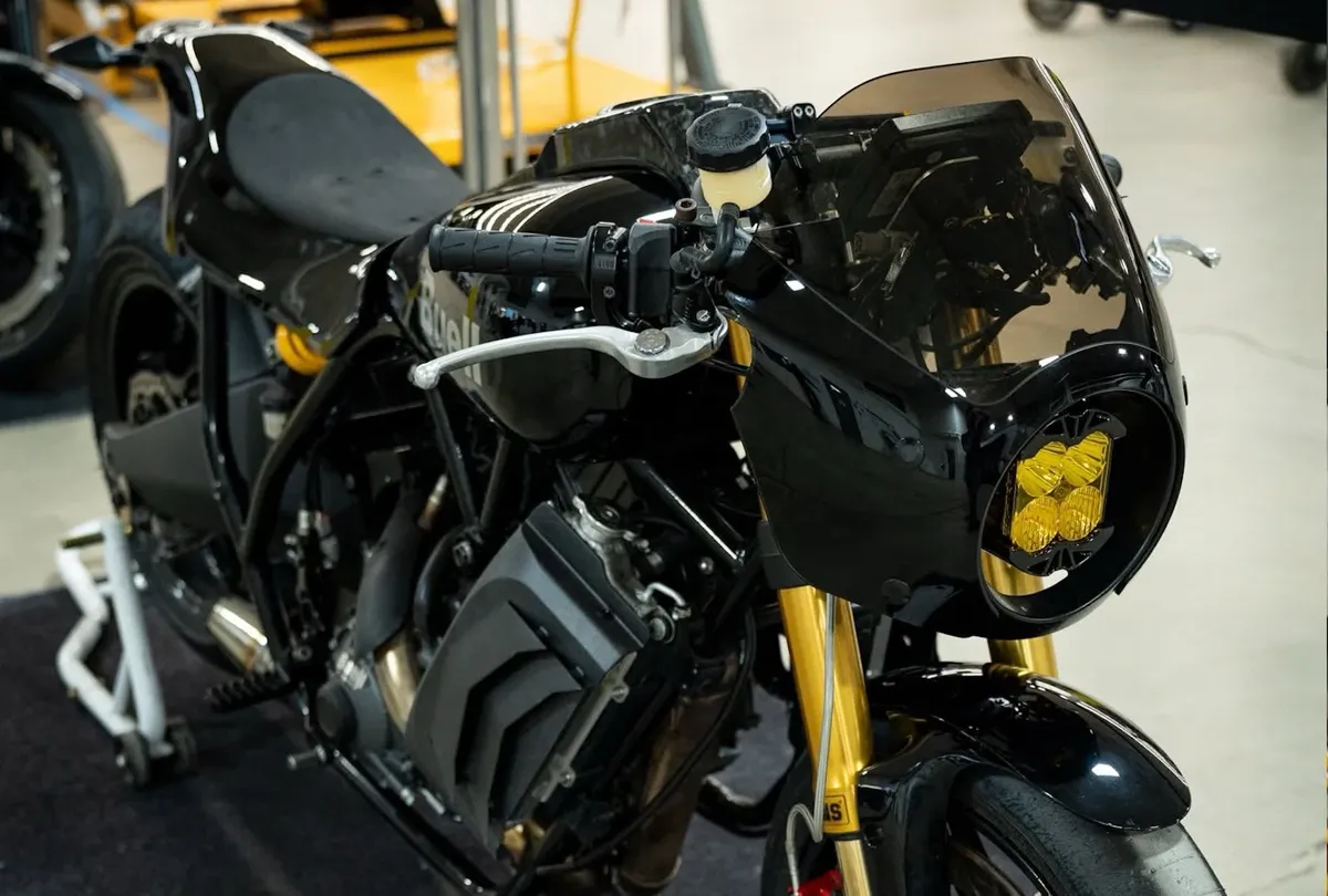 Buell представила дерзкий кафе-рейсер Super Cruiser с V-образным двигателем мощностью 173 л.с. — фото 3