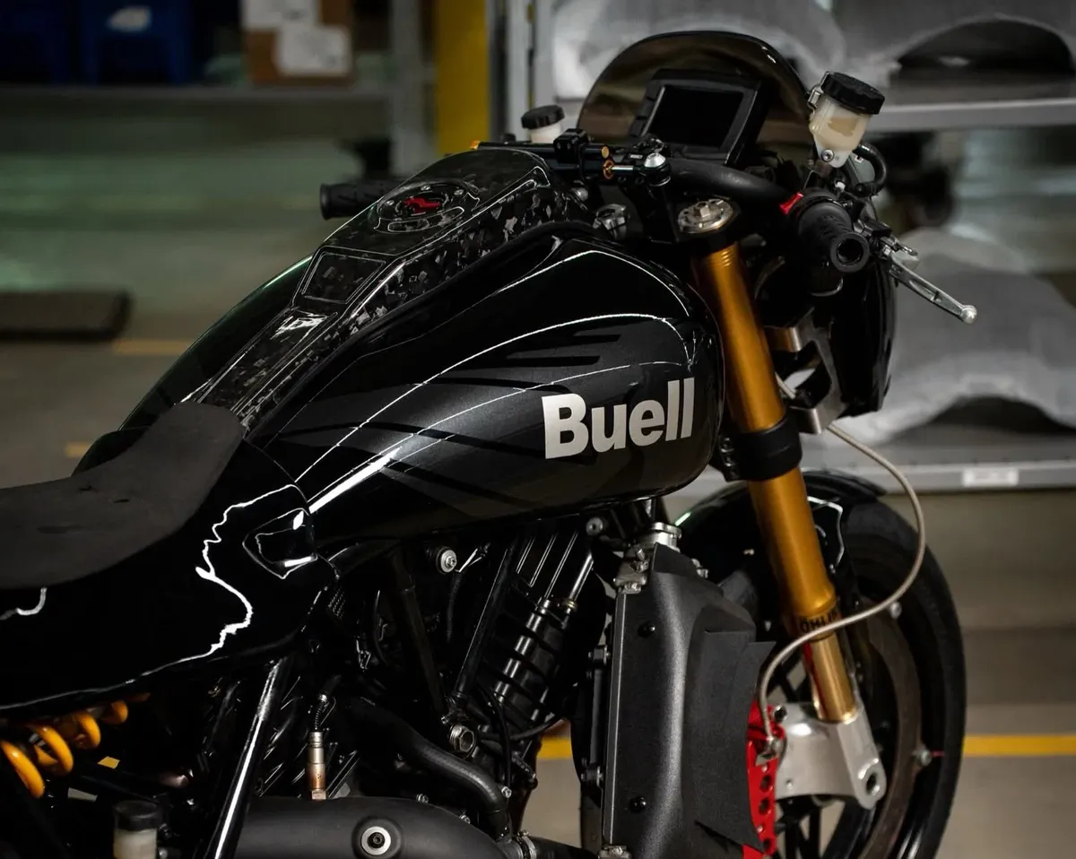 Buell представила дерзкий кафе-рейсер Super Cruiser с V-образным двигателем мощностью 173 л.с. — фото 4