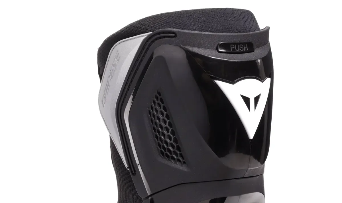 Представлены мотоботы Dainese Nexus 3 с уникальной конструкцией «внутри или снаружи» для дорожных и трековых райдеров — фото 3