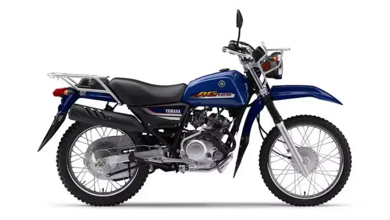 Простые и надежные, то есть сельскохозяйственные: Yamaha все еще выпускает мотоциклы с карбюратором и двойной подножкой — фото 4
