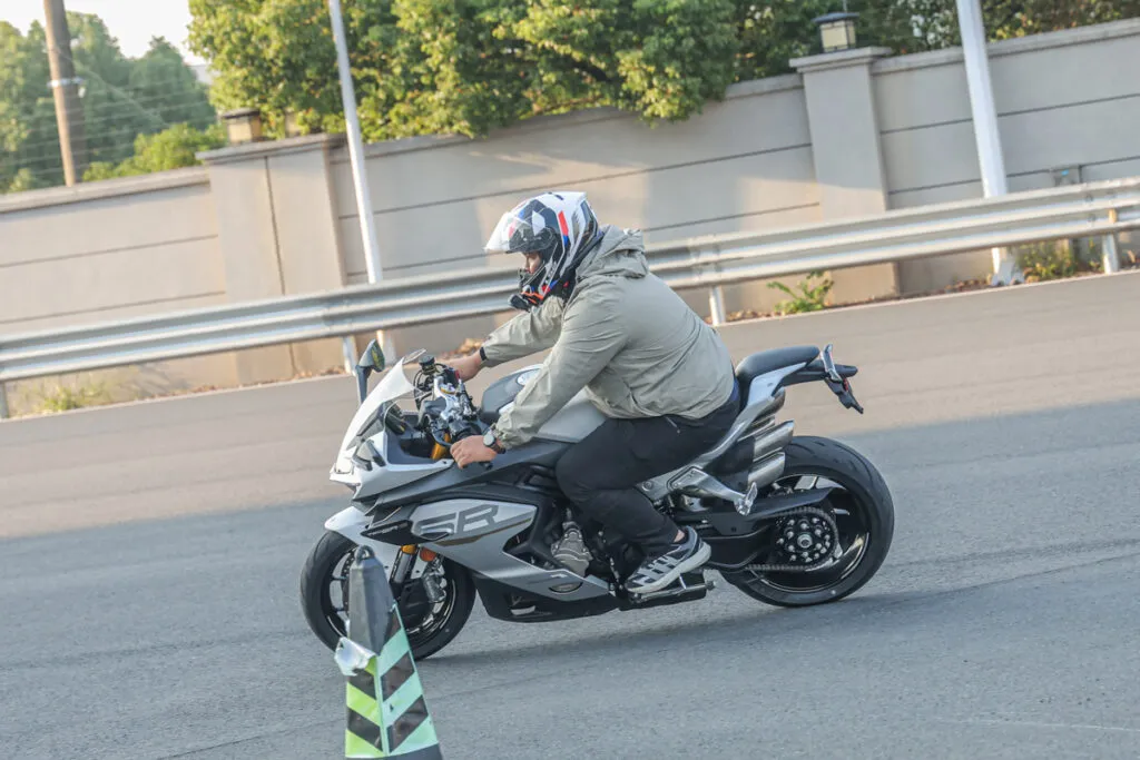 CFMoto 750SR-S: Идеальный баланс между мощью супербайка и комфортом для города — фото 3