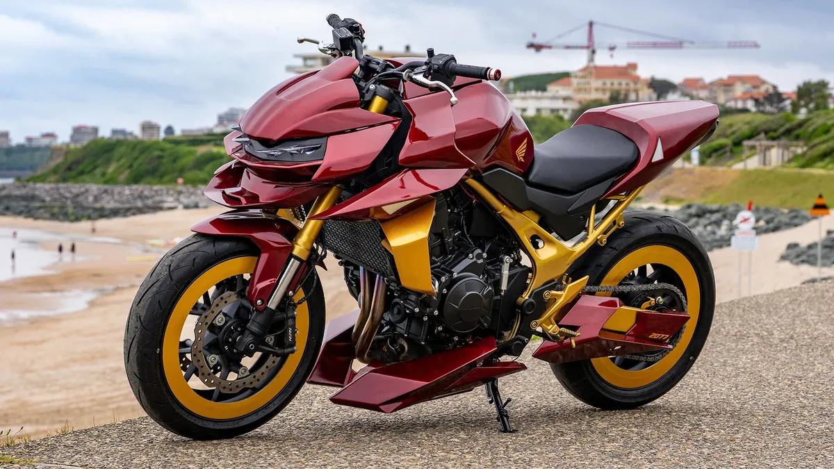 Honda представила кастомные проекты на базе Hornet и Transalp для выставки Wheels and Waves