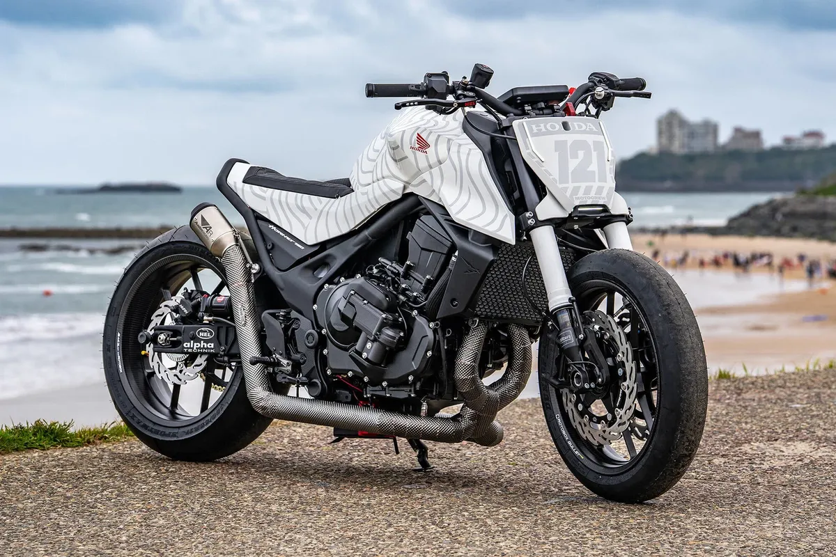 Honda представила кастомные проекты на базе Hornet и Transalp для выставки Wheels and Waves — фото 3