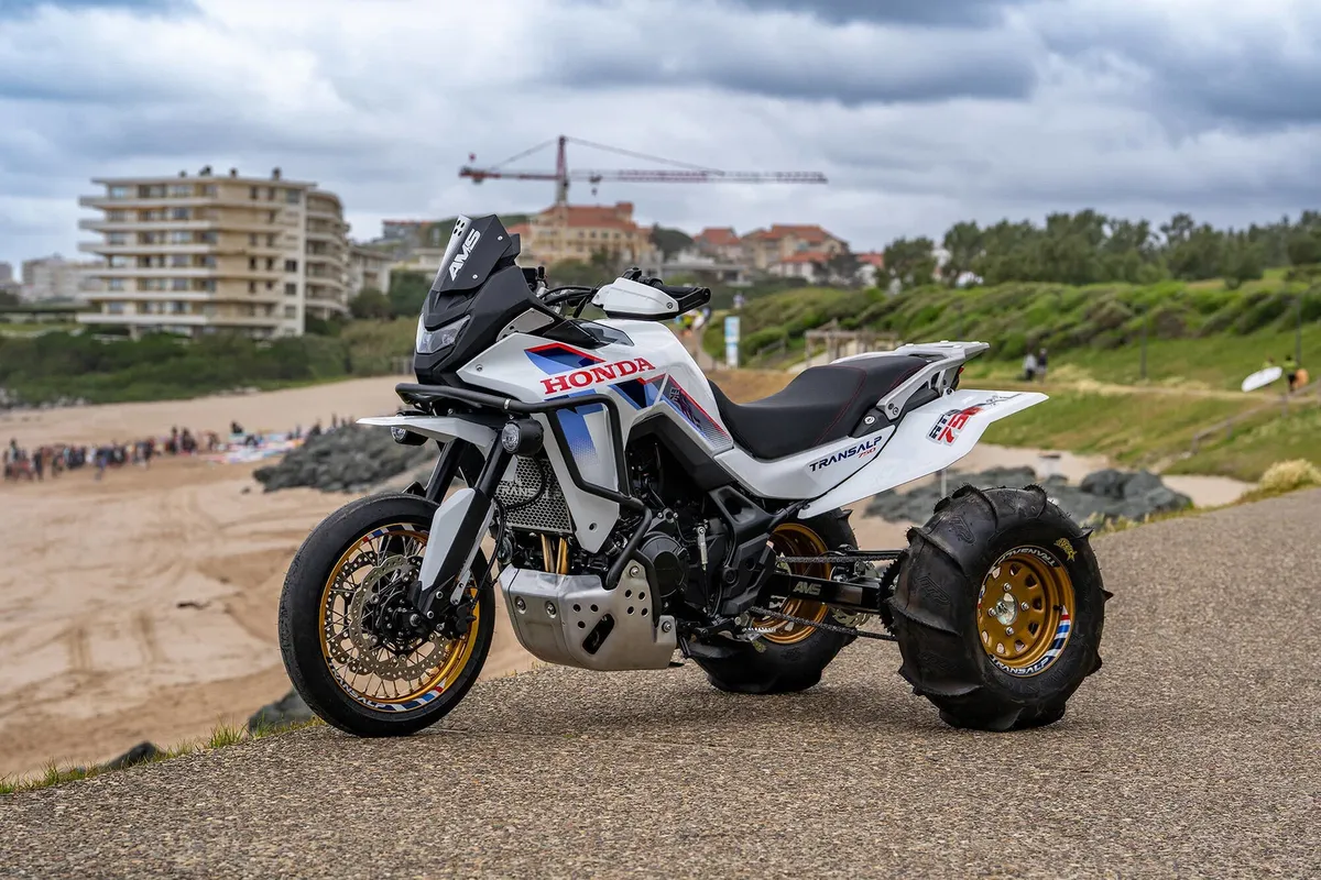 Honda представила кастомные проекты на базе Hornet и Transalp для выставки Wheels and Waves — фото 4
