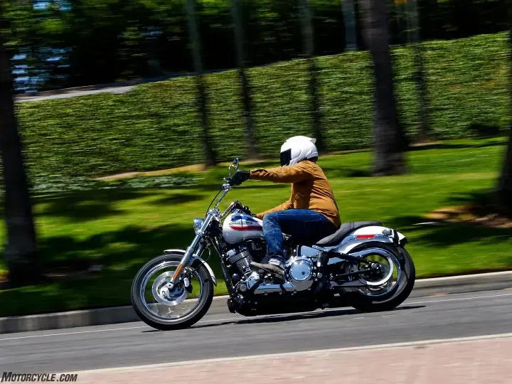 Фотогалерея обзора Harley-Davidson Super Glide 2026 года — фото 3